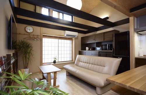 Nakagyo Ward Maison | maison de ville japonaise de luxe près de la ville de Nijo (3 chambres à coucher et 2 salles de bain)