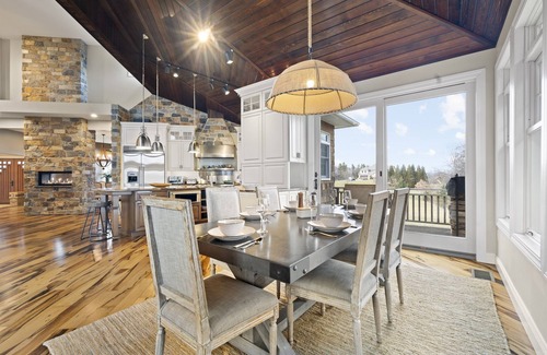 Brockton Maison | *5 Star LUX Retreat Sleeps 25+ Pool Theater Arcade