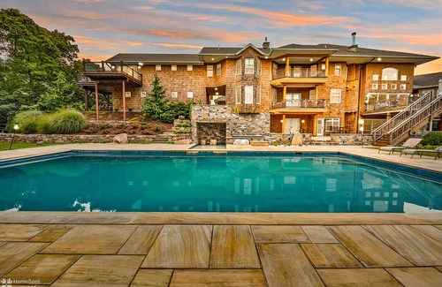 Brockton Maison | *5 Star LUX Retreat Sleeps 25+ Pool Theater Arcade