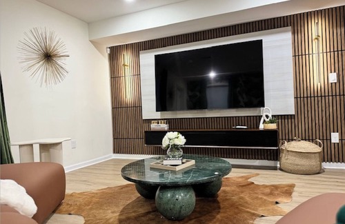 Newark Maison | 5 Star Luxurious 3 Bedroom Duplex Unit, Sleeps 8 people and 2 and half bath