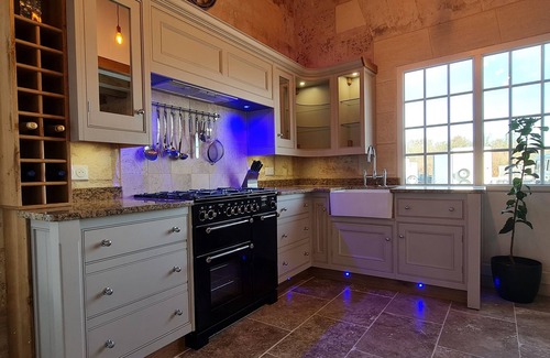 Villegouge Cottage | Gîte de luxe cinq étoiles Dom Peyreton 5* avec piscine chauffée et privée.