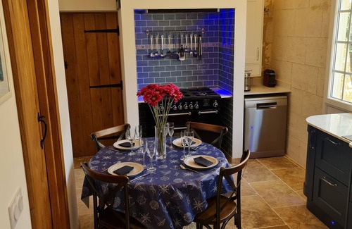 Villegouge Cottage | Gîte de luxe cinq étoiles Dom Peyreton 5* avec piscine chauffée et privée.