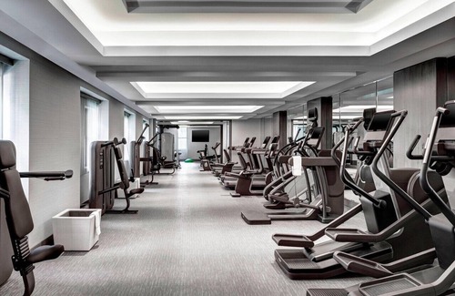 Central Park South Appartement | 5 Star Midtown suite sleeps 4. 1b/2 full bath ultra deluxe incl dining, fitness