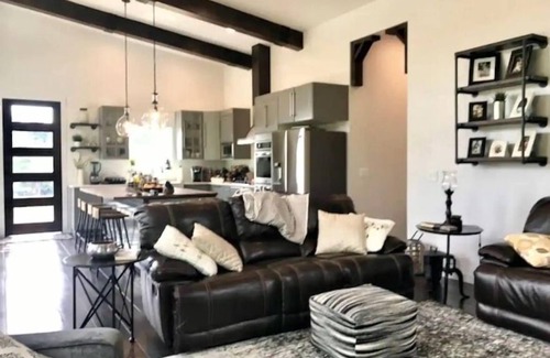 Gig Harbor Maison | 5 STAR Modern Bungalow in the heart of Downtown