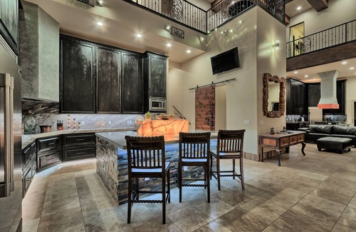 Apache Junction Maison | 5 étoiles ***** Couchages 26 6 Chambres 6 Salles de bain 6,000 SQ Ft Modern Superstition Mnt Estate