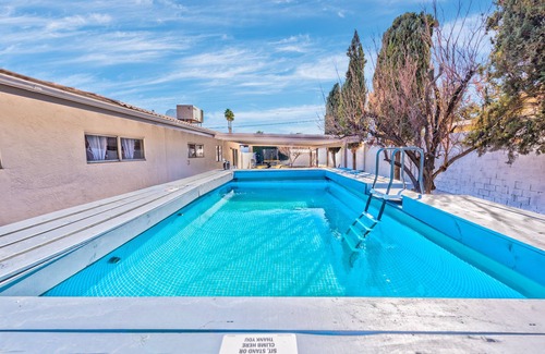 Paradise Villa | 5 Stars Family Villa Game room! BIG backyard!