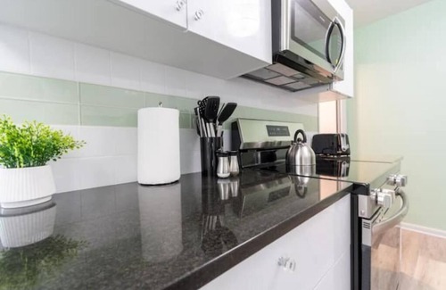 Omaha Appartement | 50's Unit-Colorful & Comfy Stay