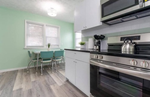 Omaha Appartement | 50's Unit-Colorful & Comfy Stay
