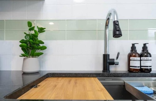 Omaha Appartement | 50's Unit-Colorful & Comfy Stay