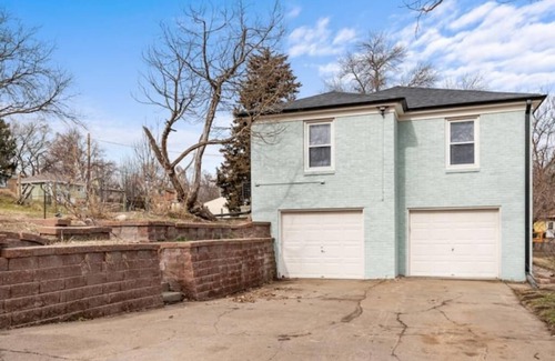 Omaha Appartement | 50's Unit-Colorful & Comfy Stay