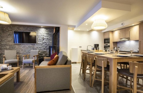 Lanslevillard Appartement | 150m du centre station, remise en forme, piscine, sauna, hammam, balcon, cheminée ou poêle à bois