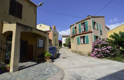 Tomino Maison | 50m de la mer, Maison au cœur du village, des commerces, des plages et du port