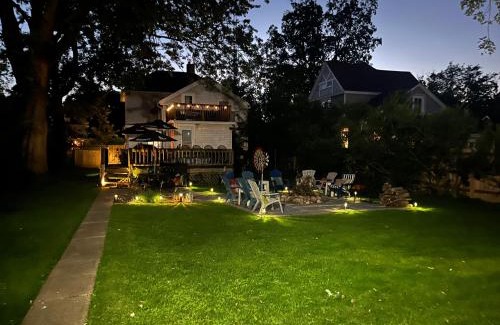 Lake Geneva Maison | 515Escape - Near downtown, private backyard, firepit, bbq, fun!