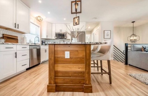 Monument Maison | 52 Front St · HOT TUB! Amazing Mountain views! Newly Remodeled