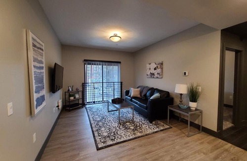 Champaign Appartement | 520 Neil Luxury 2 Bedroom