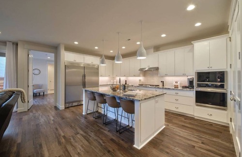 Woodland Maison | 526 Location de maisons neuves, luxueuses, privées et accessibles à l'ADA - 3 minutes sur la I-5