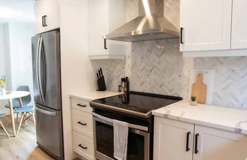 Kitchener Maison | 5Bd/2Ba Luxe Family Home - WIFI, Parking