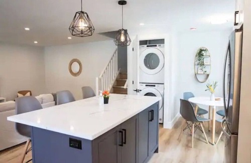 Kitchener Maison | 5Bd/2Ba Luxe Family Home - WIFI, Parking