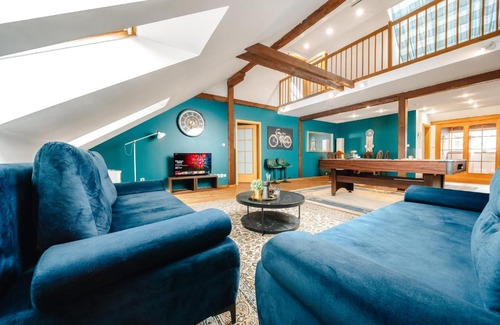 Smichov Appartement | 5BD Duplex - Billiard - Home Cinema - Central