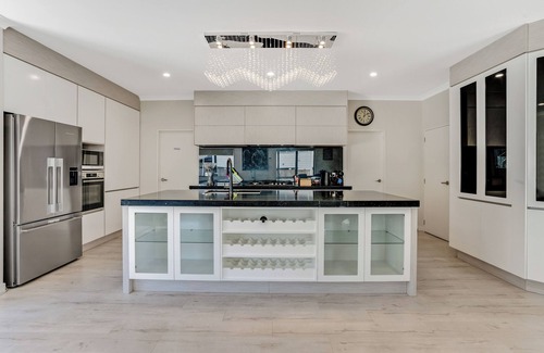 Flat Bush Maison | 5BDR FlatBush Mansion - Central Aircon, Fast WiFi, Pool Table, Netflix and More!