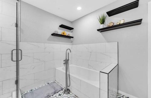 Flower Mound Maison | 5BR 2.5BA *Newly upgraded Modern house sleeps 16
