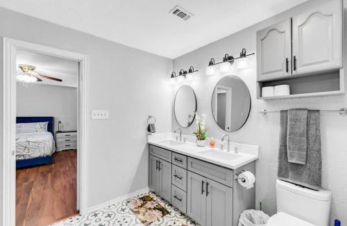 Flower Mound Maison | 5BR 2.5BA *Newly upgraded Modern house sleeps 16