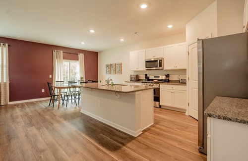 Wilmington Maison | 5BR/3B, Sleeps 13, Pets+, Garage - Maroon