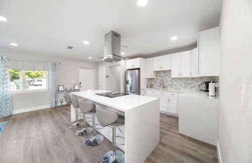 Central Fort Lauderdale Villa | 5br/3bth Luxury villa with private backyard oasis
