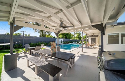 Central Fort Lauderdale Villa | 5br/3bth Luxury villa with private backyard oasis