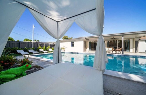 Central Fort Lauderdale Villa | 5br/3bth Luxury villa with private backyard oasis