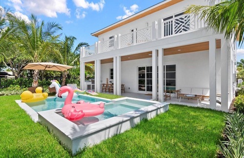 College Park Maison | 5BR/7BA Lux Pool with Guest House-5 min from Beach