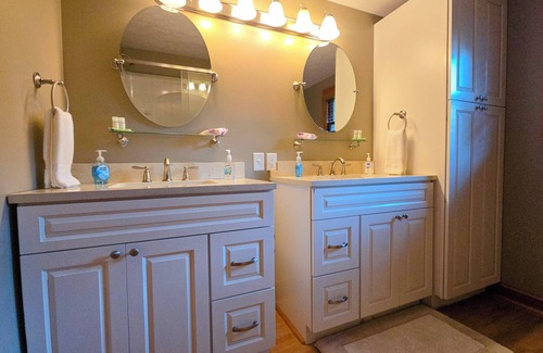 Dundee Autre | 5BR Farmhouse Fall Escape on Seneca Lake Wine Trail