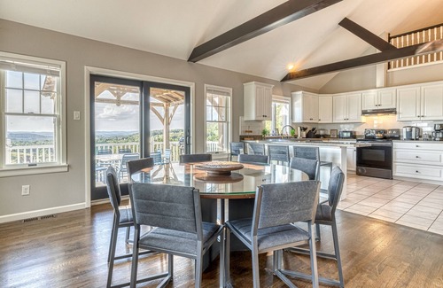 Ancramdale Autre | 5BR Farmhouse☆King Size Bed☆Mountain View☆28 Acres