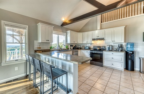 Ancramdale Autre | 5BR Farmhouse☆King Size Bed☆Mountain View☆28 Acres