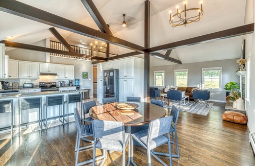 Ancramdale Autre | 5BR Farmhouse☆King Size Bed☆Mountain View☆28 Acres