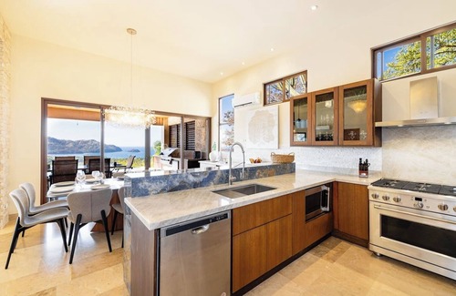Coco Maison | Enjoy a breathtaking ocean view overlooking the entire bay of Coco Beach