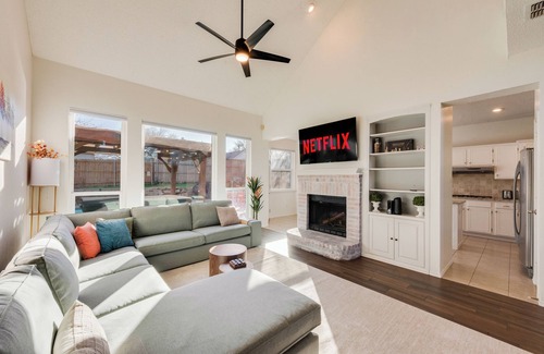 North Richland Hills Maison | 5BR Oasis w/Hot Tub, Pool, Gym, Movie Theater & Game Room