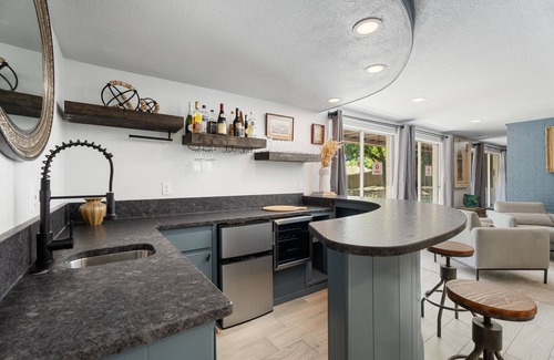 Central Oklahoma City Maison | 5BR Relaxation Haven Hot Tub Pool Table Fun M