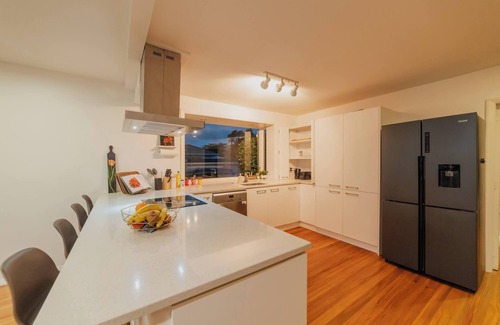 Avonhead Maison | 5BR Retreat – Garden & Deck Near Airport