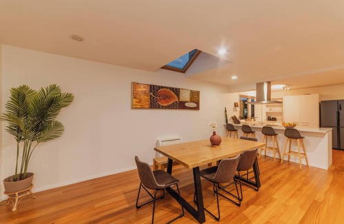 Avonhead Maison | 5BR Retreat – Garden & Deck Near Airport