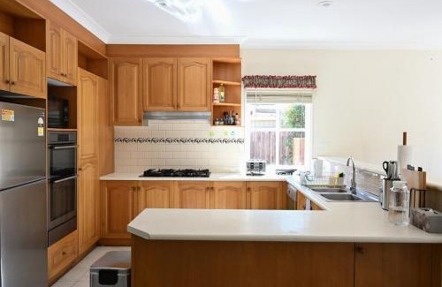 Glen Waverley Maison | 5BR Spacious Convenient Home in Central Glen