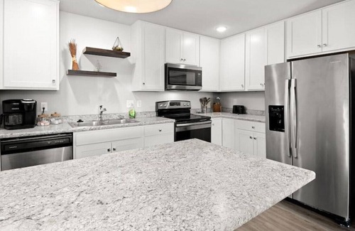 Orange Prairie Appartement | 5C · Urban Oasis - Grand Prairie - 15min OSF & Downtown
