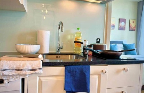 Sukhumvit Appartement | 5min»Terminal21/BTS/MRT,Kitchen,500Mbps+NFlix+2TVs