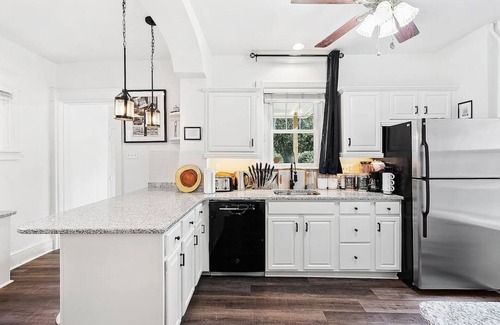 Bryn Mawr Maison | 5Star:King,Parking,AC,Deck,Train,Uni,Hospital