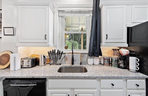Bryn Mawr Maison | 5Star:King,Parking,AC,Deck,Train,Uni,Hospital