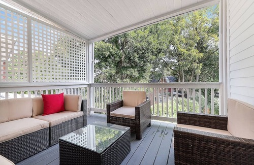 Bryn Mawr Maison | 5Star:King,Parking,AC,Deck,Train,Uni,Hospital