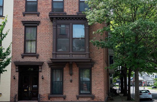 Troy Appartement | 5th and Grand Lovingly Restored Brownstone Troy NY Unit 2