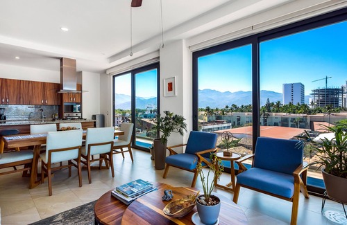 North Hotel Zone Copropriété | 5th-floor condo with partial ocean views, heated pool, sauna, gym, balcony, W/D