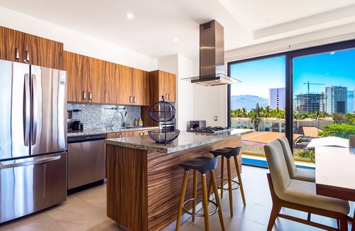 North Hotel Zone Copropriété | 5th-floor condo with partial ocean views, heated pool, sauna, gym, balcony, W/D