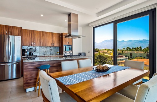 North Hotel Zone Copropriété | 5th-floor condo with partial ocean views, heated pool, sauna, gym, balcony, W/D